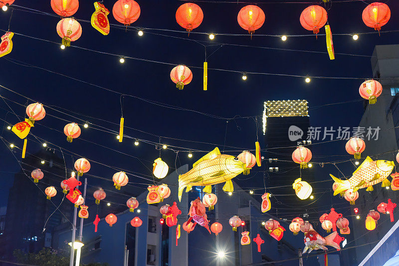 吉隆坡著名的Jalan Alor街头小吃上的中国灯笼和灯光